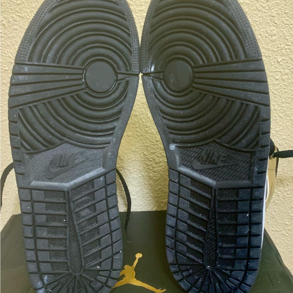 Nike Air Jordan 1 Mid SE "Metallic Gold" - Picture 12 of 16
